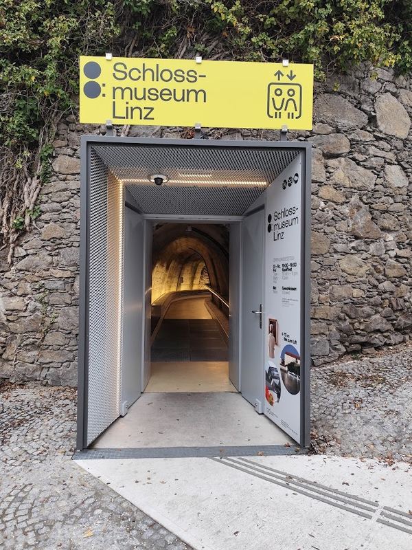 linz Schloss muzeum bejárata