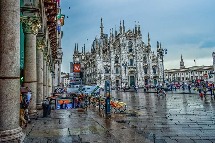 A milánói székesegyház a város szimbóluma.  A katedrális tetejéről csodálatos kilátás nyílik a városra.