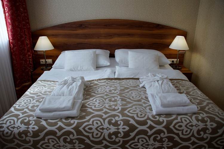 szállodai ágy textilekkel